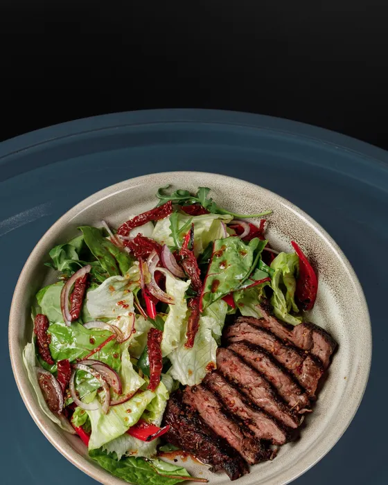 Salata sa grilovanom junetinom